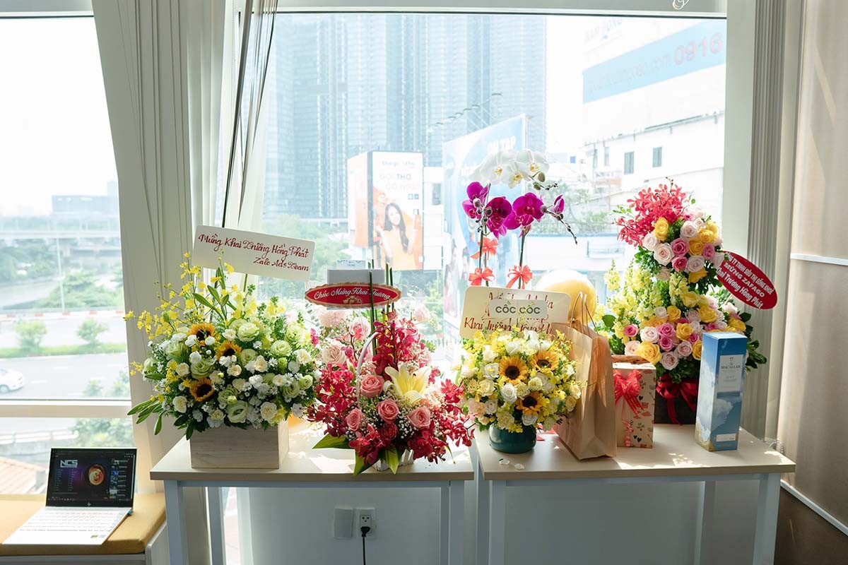 Những đóa hoa tươi thắm đại diện cho lời chúc Zafago khai trương hồng phát